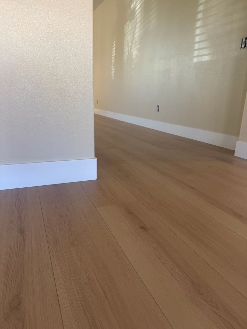 Gallery photos for Seamless Light Wood Flooring for Modern Kitchens: Image #2